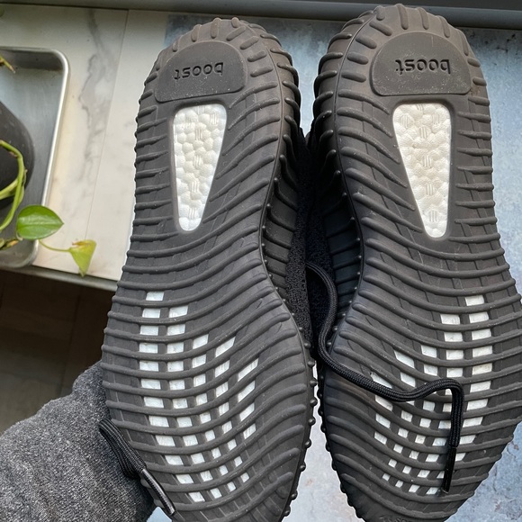 Yeezy Boost 350 V2 'Bred' - Picture 8 of 9